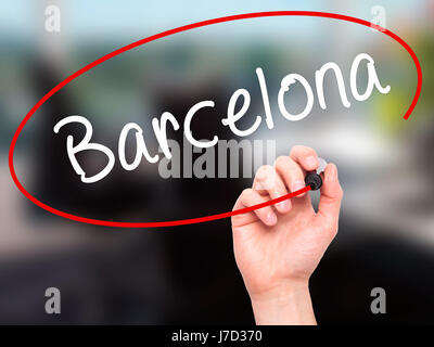 Man main écrit Barcelone avec marqueur noir sur l'écran visuel. Isolé sur bureau. Le commerce, la technologie, internet concept. Stock Photo Banque D'Images