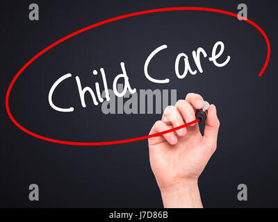 La main de l'homme garde l'écriture avec marqueur noir sur l'écran visuel. Isolé sur le noir. Le commerce, la technologie, internet concept. Stock Photo Banque D'Images