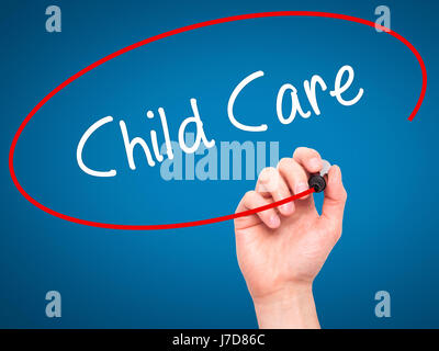 La main de l'homme garde l'écriture avec marqueur noir sur l'écran visuel. Isolé sur le bleu. Le commerce, la technologie, internet concept. Stock Photo Banque D'Images