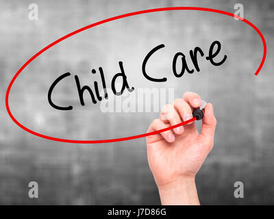 La main de l'homme garde l'écriture avec marqueur noir sur l'écran visuel. Isolé sur le gris. Le commerce, la technologie, internet concept. Stock Photo Banque D'Images