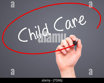 La main de l'homme garde l'écriture avec marqueur noir sur l'écran visuel. Isolé sur le gris. Le commerce, la technologie, internet concept. Stock Photo Banque D'Images