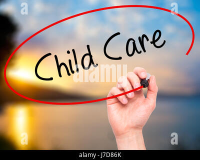 La main de l'homme garde l'écriture avec marqueur noir sur l'écran visuel. Isolé sur la nature. Le commerce, la technologie, internet concept. Stock Photo Banque D'Images