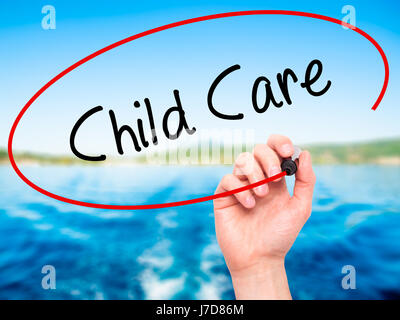 La main de l'homme garde l'écriture avec marqueur noir sur l'écran visuel. Isolé sur la nature. Le commerce, la technologie, internet concept. Stock Photo Banque D'Images