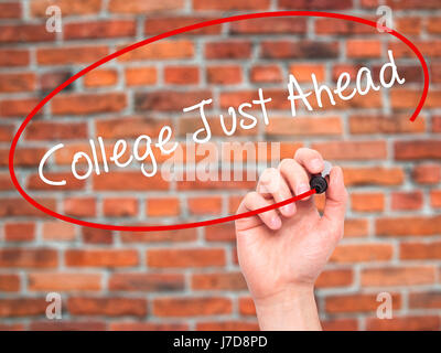 La main de l'homme Collège écrit juste avant avec marqueur noir sur l'écran visuel. Isolé sur des briques. Le commerce, la technologie, internet concept. Stock Photo Banque D'Images
