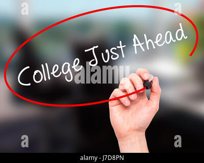 La main de l'homme Collège écrit juste avant avec marqueur noir sur l'écran visuel. Isolé sur bureau. Le commerce, la technologie, internet concept. Stock Photo Banque D'Images