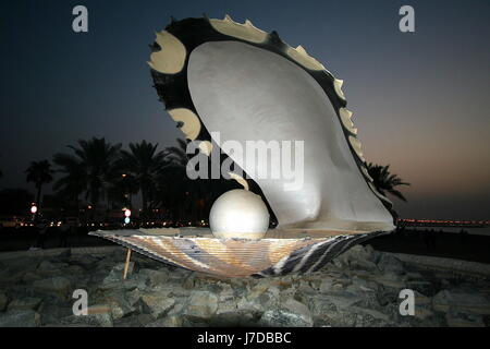 Le Monument de la perle sur la Corniche de Doha, au Qatar, la nuit. Banque D'Images