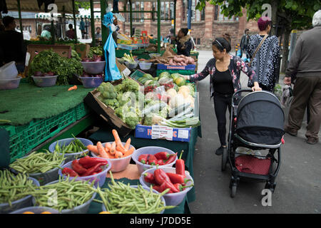 Scène multiculturelle à l'arène du marché ouvert, une piscine en centre-ville de Birmingham, Royaume-Uni. Le marché propose une grande variété de fruits et légumes frais, des tissus, des articles ménagers et des articles saisonniers. Les Arènes marché ouvert a 130 étals. Banque D'Images