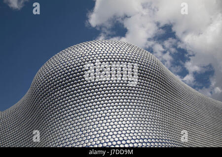 Architecture moderne du bâtiment Selfridges à Birmingham, Royaume-Uni. Le bâtiment fait partie du centre commercial Bullring et maisons grand magasin Selfridges. Le bâtiment a été achevé en 2003 pour un coût de 60 millions de livres sterling et conçu par l'entreprise d'architecture des systèmes d'avenir. Il dispose d'un cadre en acier avec façade en béton pulvérisé. Depuis sa construction, le bâtiment est devenu un point de repère architectural emblématique et considérée comme une contribution majeure à la régénération de Birmingham. Banque D'Images