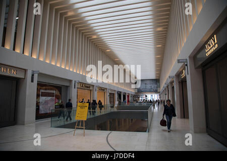 L'intérieur de la boîte aux lettres grand magasin exclusif à Birmingham, Royaume-Uni. La boîte aux lettres est un quartier chic et commerçant de bureaux dans le centre-ville de Birmingham, en Angleterre. Il sert de base pour la BBC Birmingham et abrite l'une des six Harvey Nichols, et était autrefois le bureau de tri de la poste. Banque D'Images