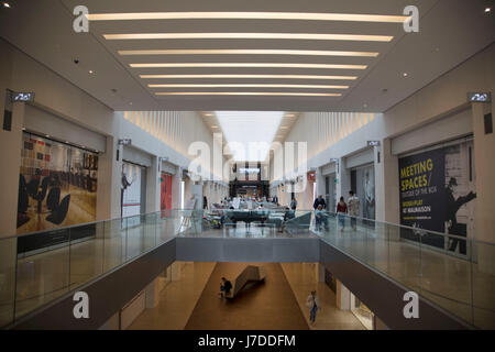 L'intérieur de la boîte aux lettres grand magasin exclusif à Birmingham, Royaume-Uni. La boîte aux lettres est un quartier chic et commerçant de bureaux dans le centre-ville de Birmingham, en Angleterre. Il sert de base pour la BBC Birmingham et abrite l'une des six Harvey Nichols, et était autrefois le bureau de tri de la poste. Banque D'Images