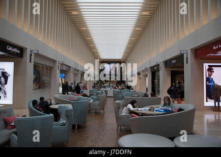 L'intérieur de la boîte aux lettres grand magasin exclusif à Birmingham, Royaume-Uni. La boîte aux lettres est un quartier chic et commerçant de bureaux dans le centre-ville de Birmingham, en Angleterre. Il sert de base pour la BBC Birmingham et abrite l'une des six Harvey Nichols, et était autrefois le bureau de tri de la poste. Banque D'Images