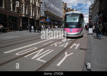 Midland Metro tram transports publics dans le centre de Birmingham, Royaume-Uni. Le Midland Metro est une ligne de tramway léger sur rail dans le comté de West Midlands, Angleterre, opérant entre les villes de Birmingham et Wolverhampton via les villes de West Bromwich et Wednesbury. L'activité fonctionne sur les rues dans les zones urbaines, et rouvert les voies ferroviaires classiques qui relient les villages et villes. Les propriétaires sont le transport des Midlands de l'ouest avec l'opération par National Express Midland Metro, une filiale de National Express. TfWM sera elle-même l'exploitation du service d'octobre 2018. Banque D'Images