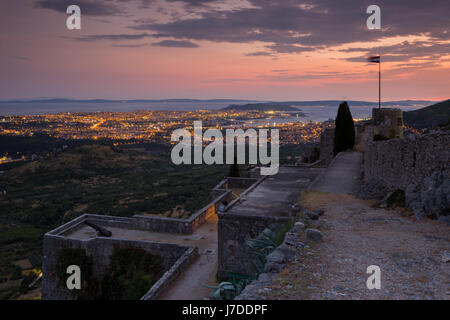 Coucher du soleil au-dessus de ville de Split vu de la forteresse Klis, Dalmatie, Croatie Banque D'Images