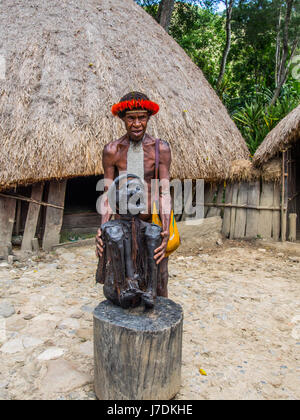 Wamena, INDONÉSIE - Le 23 janvier 2015 : maman présenté par un membre de la tribu de Dali, près de Wamena ville au coeur de la vallée de Baliem Banque D'Images