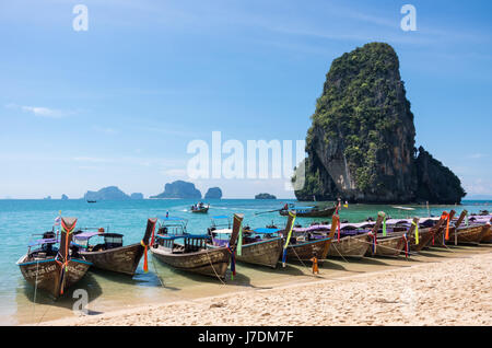 Phra Nang Beach avec des bateaux à longue queue, Railay, Krabi, Thaïlande Banque D'Images