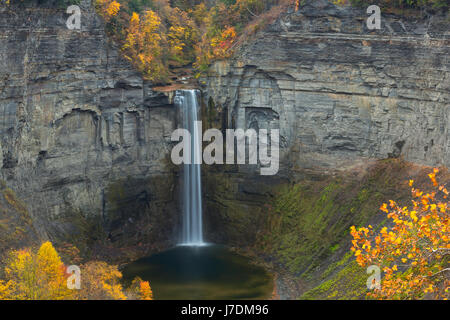 La couleur de l'automne entoure Taughannock Falls à Taughannock Falls State Park à New York. USA Banque D'Images