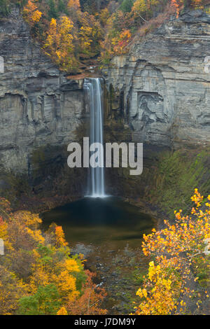 La couleur de l'automne entoure Taughannock Falls à Taughannock Falls State Park à New York. USA Banque D'Images