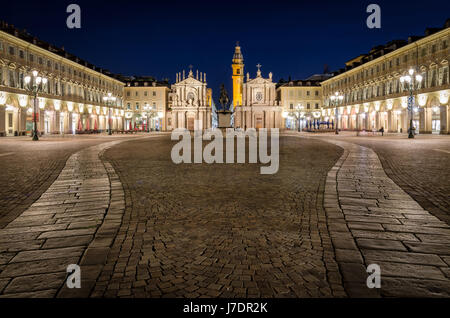 Torino Piazza San Carlo avec ses bâtiments élégants dans la nuit Banque D'Images