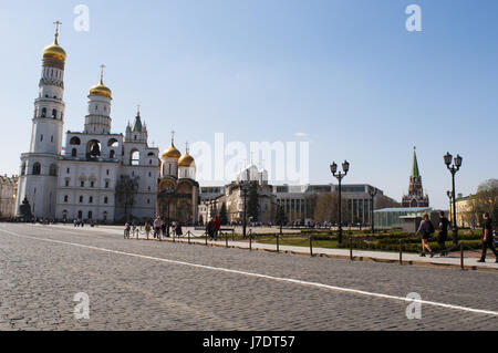 Kremlin de Moscou, Russie : l'Ivan le Grand clocher, la tour la plus haute du complexe, et l'Etat Kremlin Palace (Palais des Congrès) Banque D'Images
