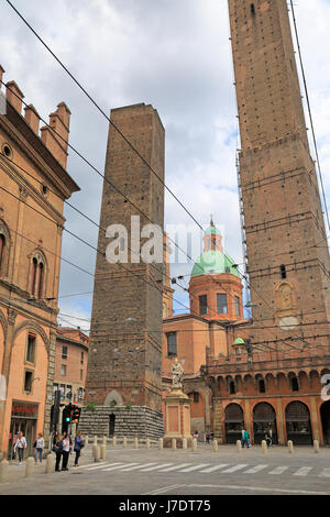 Les deux tours, Le Due Torri, la Tour Asinelli à 97m et la Tour Garisenda au 47m, Piazza di Porta Ravegnana, Bologne, Emilie-Romagne, Italie. Banque D'Images