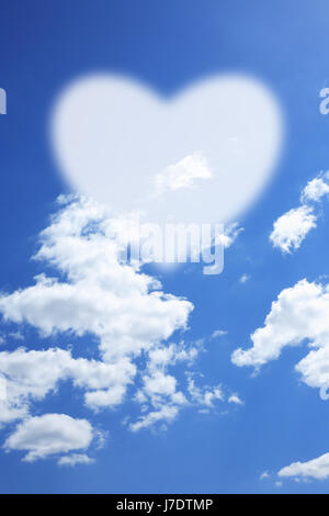 Concept d'amour. Forme de coeur blanc vierge contre bly ciel avec nuages Banque D'Images