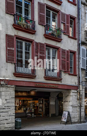 90/5000 rue typique avec la boutique de la plus célèbre fabrique de chocolat à Bayonne, France, Europe Banque D'Images