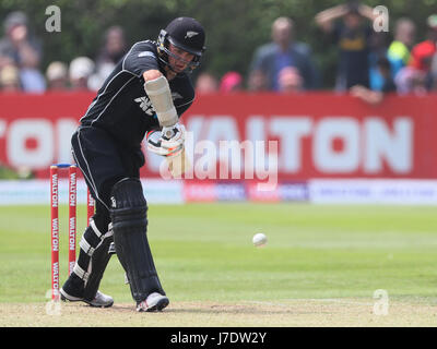 New Zealand's Tom Latham chauves-souris au cours de la série de trois nations match du Clontarf Cricket Club, Dublin. Banque D'Images