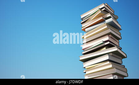 Pile de livres colorés avec clipping path isolé sur Sky Banque D'Images