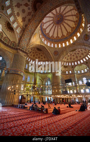 Istanbul, Turquie - 1 Avril, 2017 : Intérieur de la Mosquée Bleue appelée aussi Mosquée Sultan Ahmed ou mosquée de Sultan Ahmet à Istanbul, Turquie.décorations de plafond avec des éléments Islamiques Mosquée Sultan Ahmed dome. Banque D'Images