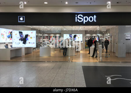 Cracovie, Pologne - 21 mai 2017 : brigade intégrée. Extérieur d'un Apple Premium Reseller store à Cracovie Banque D'Images