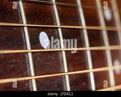 Close up detail de cordes pour guitare acoustique et raccords Banque D'Images