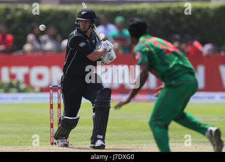 Les chauves-souris Ross Taylor de Nouvelle-Zélande lors du match de la série Tri-Nations au Clontarf cricket Club, Dublin. Banque D'Images