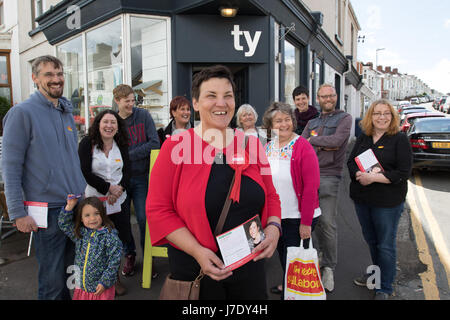 Swansea, Royaume-Uni. 20 mai, 2017. Élection générale de 2017. Candidat du travail pour Gower Tonia Antoniazzi (centre) en compagnie de partisans à la 'Ty' (welsh Banque D'Images