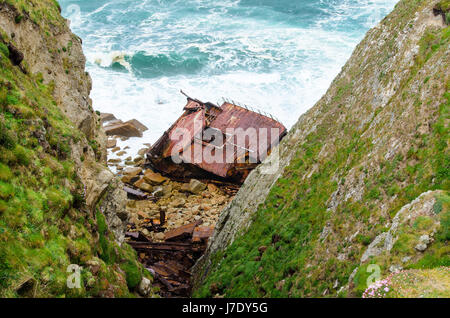 L'Épave du RMS Mülheim dans Château Zawn Sennen Cove et des terres entre fin, Cornwall, UK. Le naufrage est survenu le 22 mars 2003. Banque D'Images