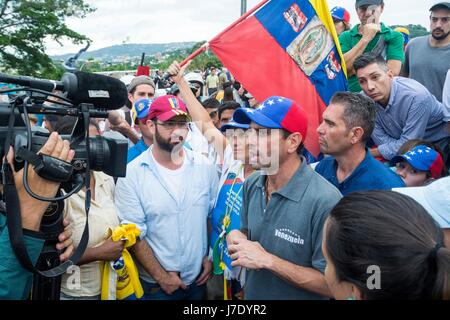Le gouverneur de l'état de Miranda et leader politique Henrique Capriles Radonsky parle de manifestants sur l'autoroute. Les citoyens vénézuéliens, opposé à l'employé Banque D'Images