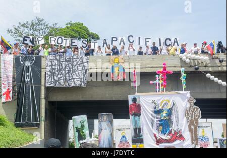 Les différentes manifestations des artistes plastiques en l'honneur des personnes tuées dans les manifestations. Les citoyens vénézuéliens, opposés au gouvernement de Nicolas Banque D'Images