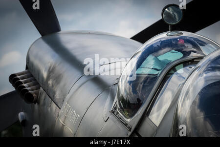 Cockpit et moteur d'un T9 lits 1 places Spitfire, à l'Imperial War Museum de Duxford, Cambridgeshire, Royaume-Uni. Banque D'Images