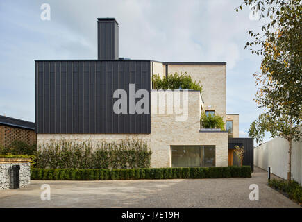 Élévation de la façade de la cour de briques et éléments de zinc. Paradise Gardens, Londres, Royaume-Uni. Architecte : Lifschutz Davidson Sandilands, 2016 Banque D'Images