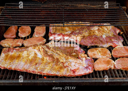 Bébé barbecue Ribs Spareribs ou Close-up sur le Hot Flaming Fire grill barbecue au charbon de steaks côtes porcs Banque D'Images