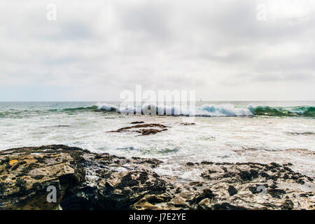 Rochers surplombant le littoral de plage de Boulder. Banque D'Images