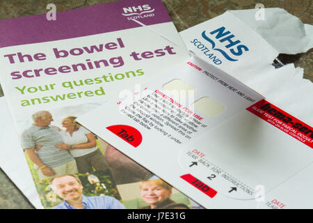 Kit de test de dépistage de l'intestin fournies par la poste à plus de 50 ans par le NHS Scotland Banque D'Images