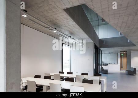 Cantine avec le vide à l'étage. Et de l'énergie Maritime de Beaufort, Laboratoire de recherche, en Irlande. Ringaskiddy Architecte : McCullough Mulvin Architectes, 20 Banque D'Images