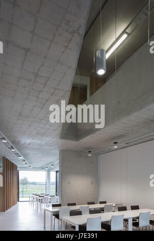 Cantine avec le vide à l'étage. Et de l'énergie Maritime de Beaufort, Laboratoire de recherche, en Irlande. Ringaskiddy Architecte : McCullough Mulvin Architectes, 20 Banque D'Images