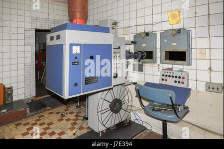 Grand vieux projecteur de film en salle de projection d'un cinéma abandonné Banque D'Images