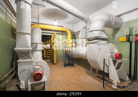 Le système de ventilation de l'air industriel ventilateur d'alimentation avec abri souterrain en Banque D'Images