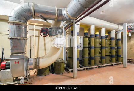 Système de ventilation avec l'installation de filtration de l'air pour la protection contre les armes chimiques en abri souterrain pour quelques milliers de personnes. L'accent o Banque D'Images