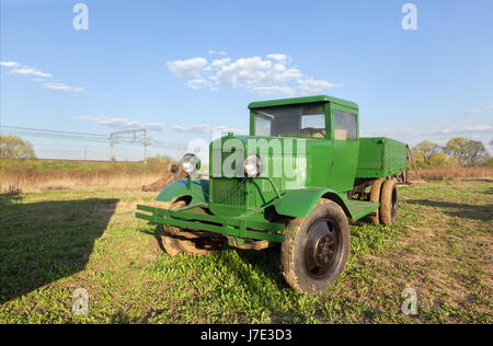 Russie/région de Moscou- Juillet 2016 : green Retro Vintage camion soviétique dans le domaine Banque D'Images