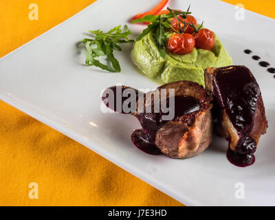 Les médaillons de veau avec purée d'épinards Banque D'Images