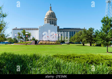 Virginia State Capitol construit à partir de calcaire et de marbre, est sous des bâches pendant que les rénovations seront terminées en 2022 à Oklahoma City, Oklahoma, USA. Banque D'Images