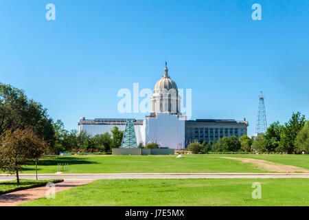 Virginia State Capitol construit à partir de calcaire et de marbre, est sous des bâches pendant que les rénovations seront terminées en 2022 à Oklahoma City, Oklahoma, USA. Banque D'Images